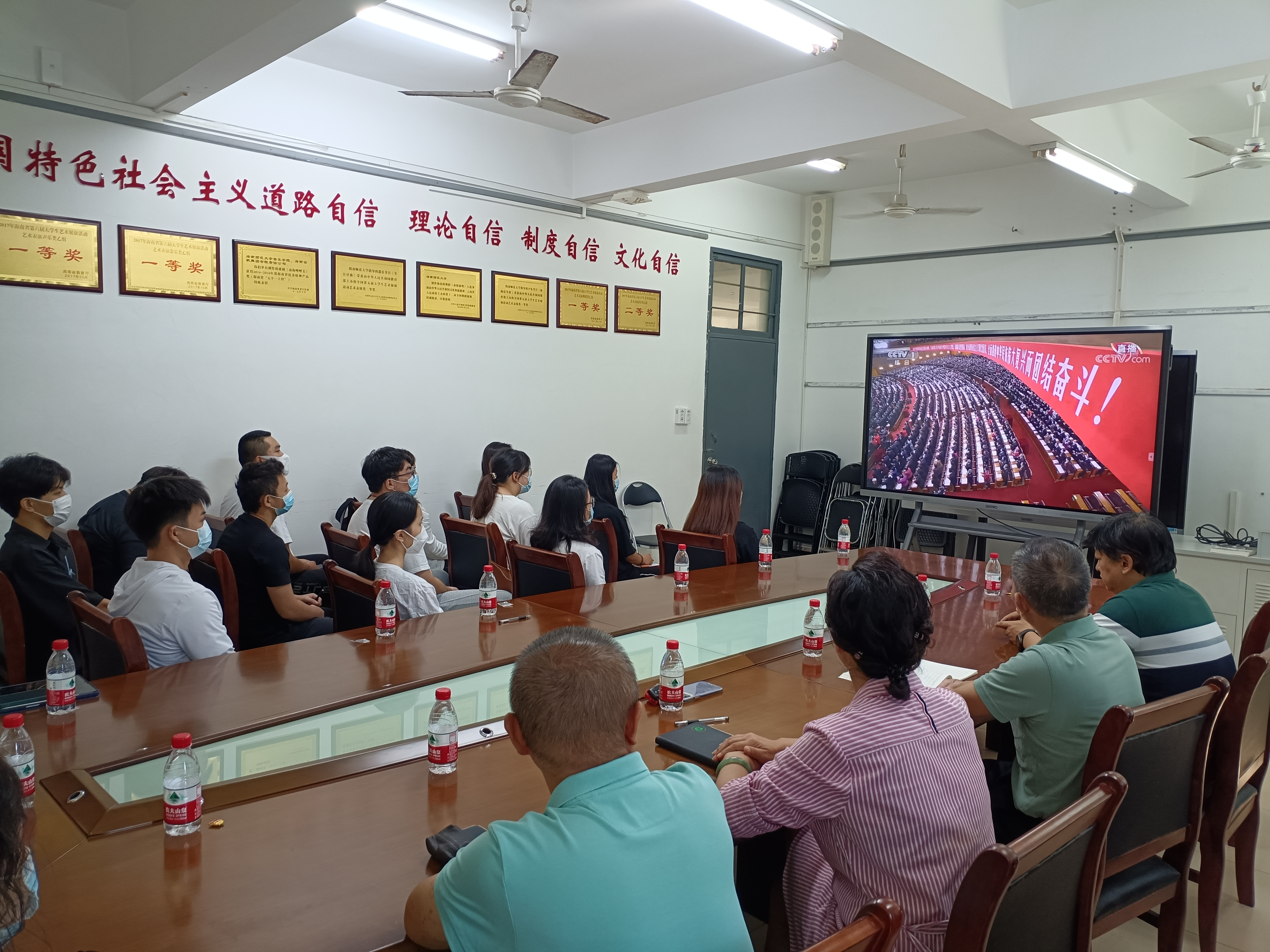 乐玩（中国）师生热切关注党的二十大开幕