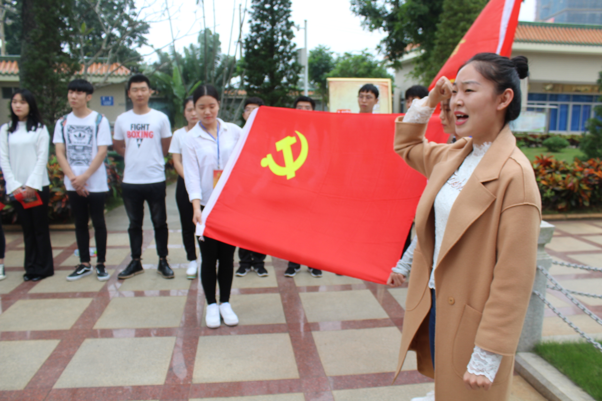 乐玩（中国）学生党员参观李硕勋烈士纪念亭