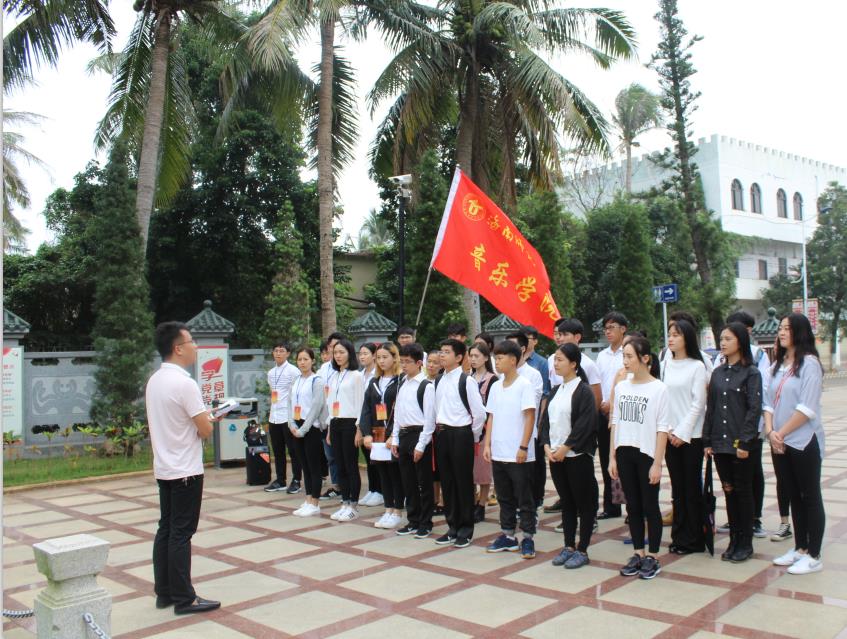乐玩（中国）学生党员参观李硕勋烈士纪念亭