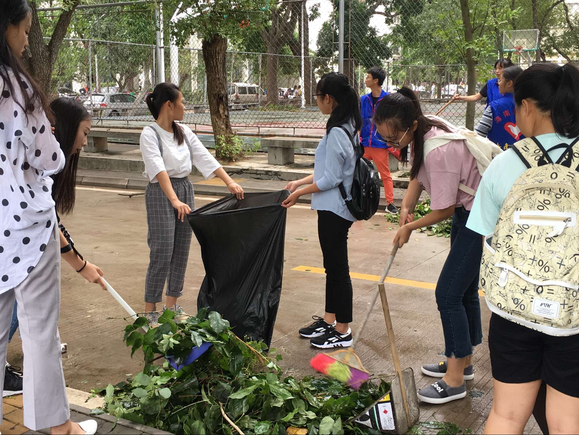 乐玩（中国）组织志愿者开展灾后重建工作