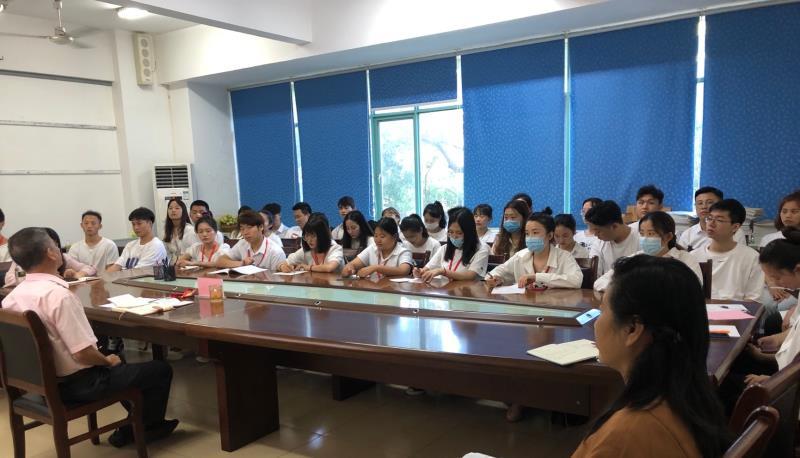 乐玩（中国）学生党支部开展全国两会、省委员七届八次会议精神专题党课学习活动
