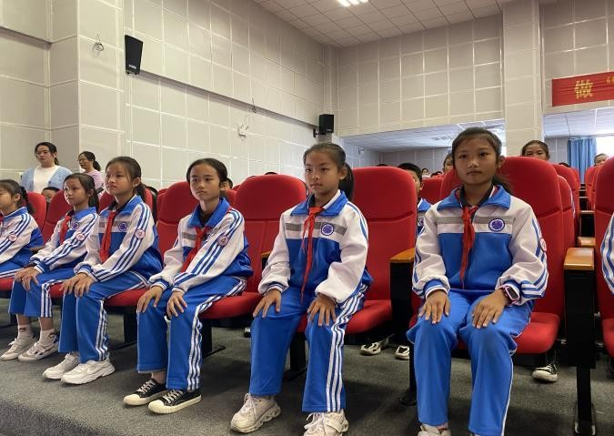 乐玩（中国）前往昌江木棉实验学校、昌江思源实验学校开展海南省椰苗美育行动