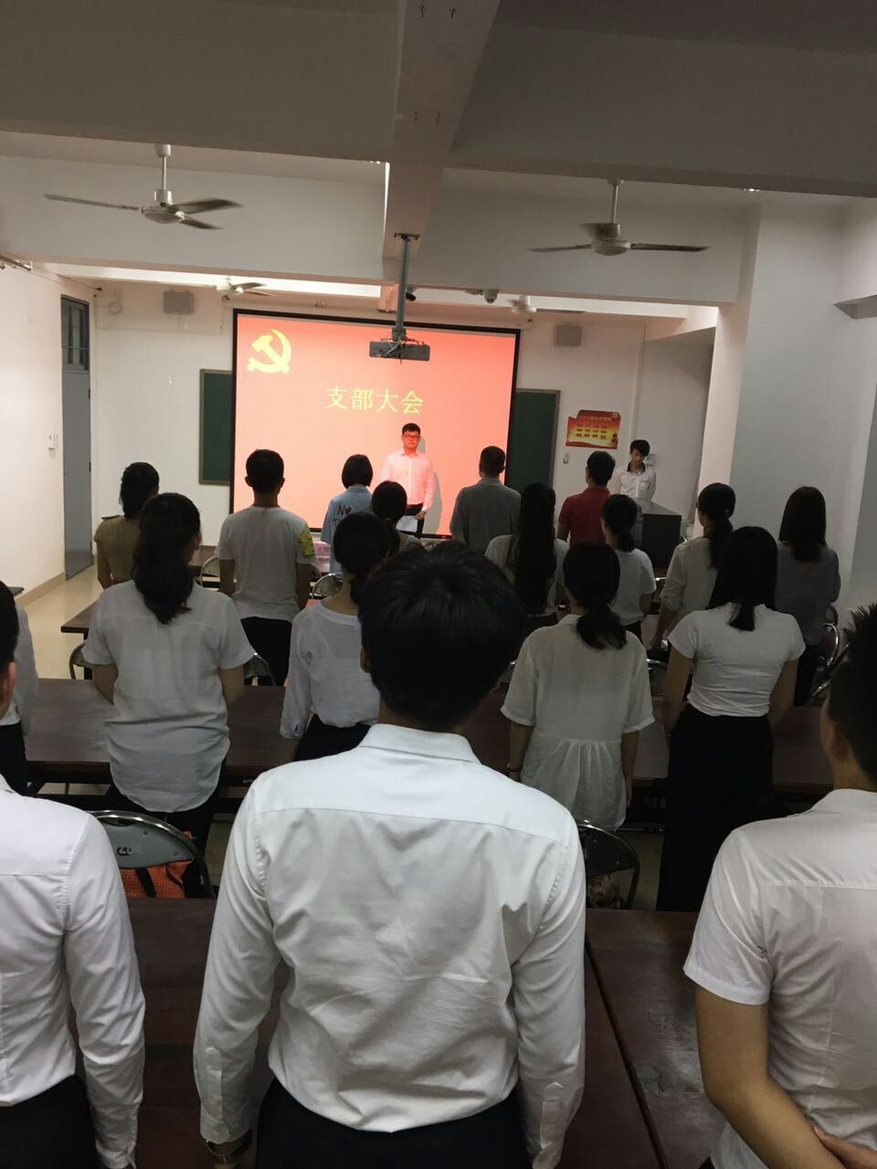 乐玩（中国）学生党支部召开“两学一做” 专题教育学习活动    