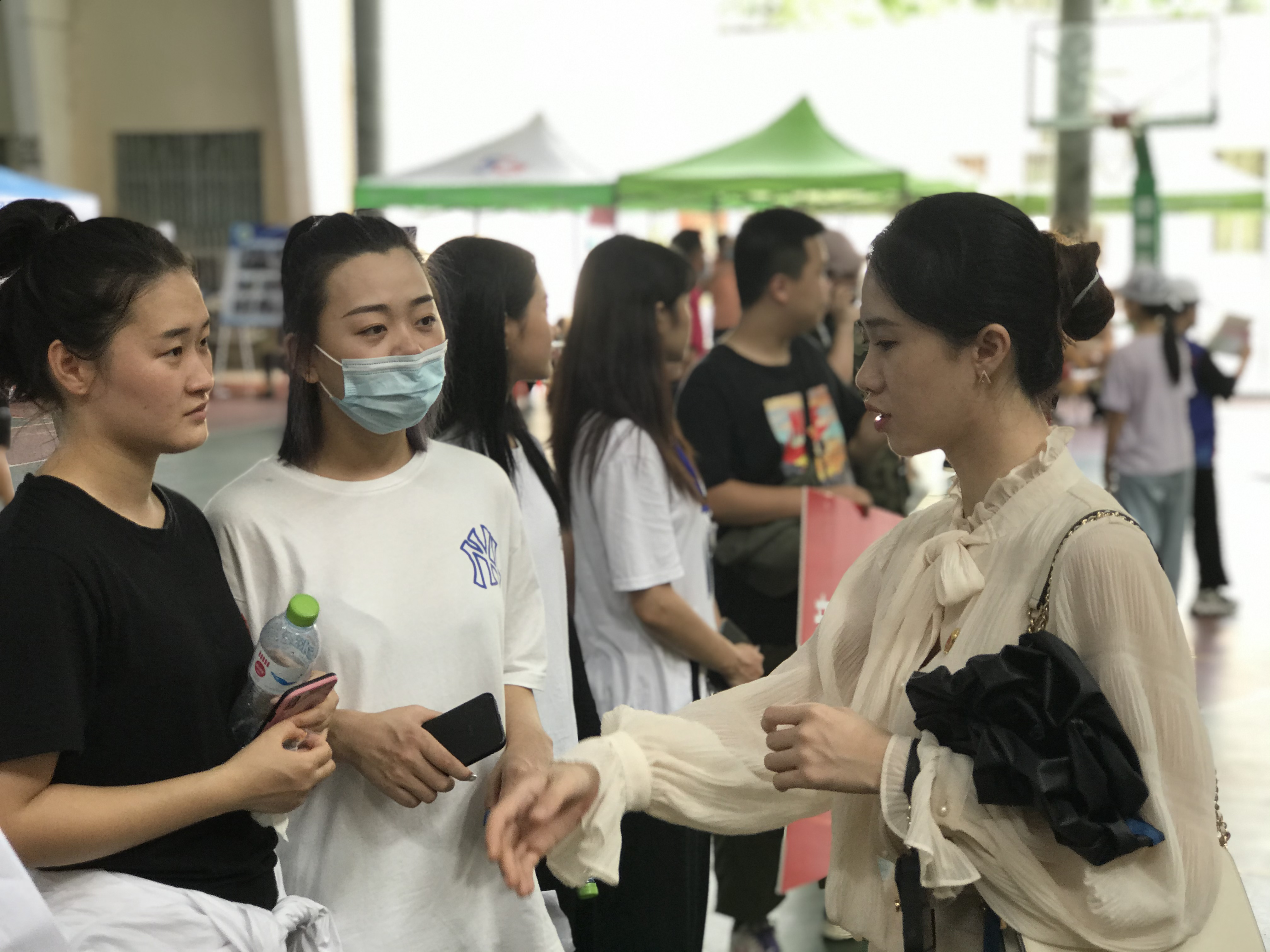 【党员先锋】林强校长到乐玩（中国）师生党员志愿者服务站指导迎新接待工作