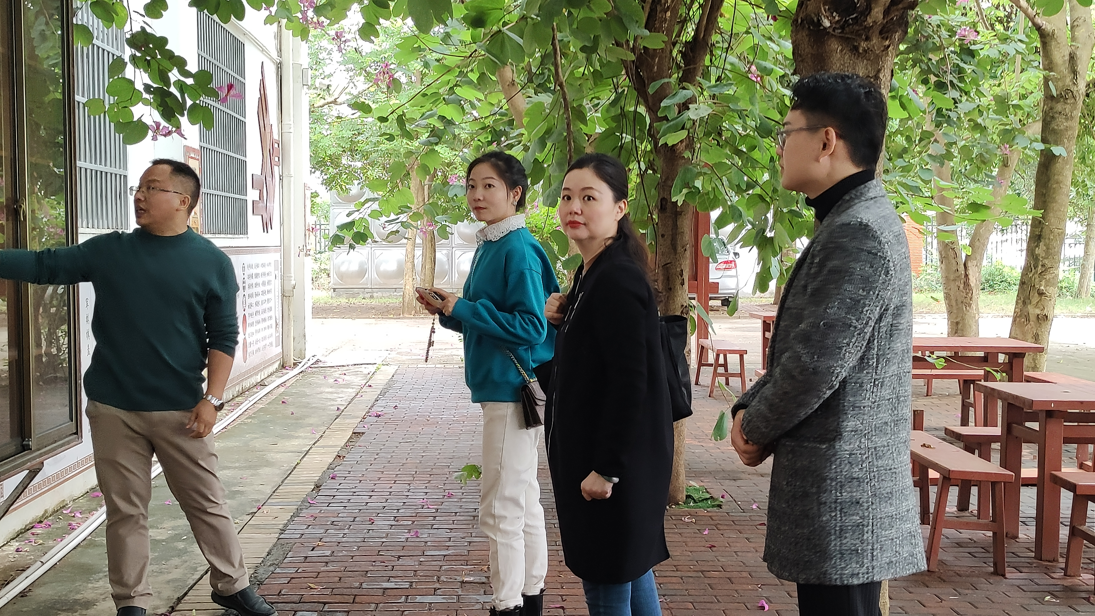 乐玩（中国）美育帮扶团队赴白沙两所中学调研