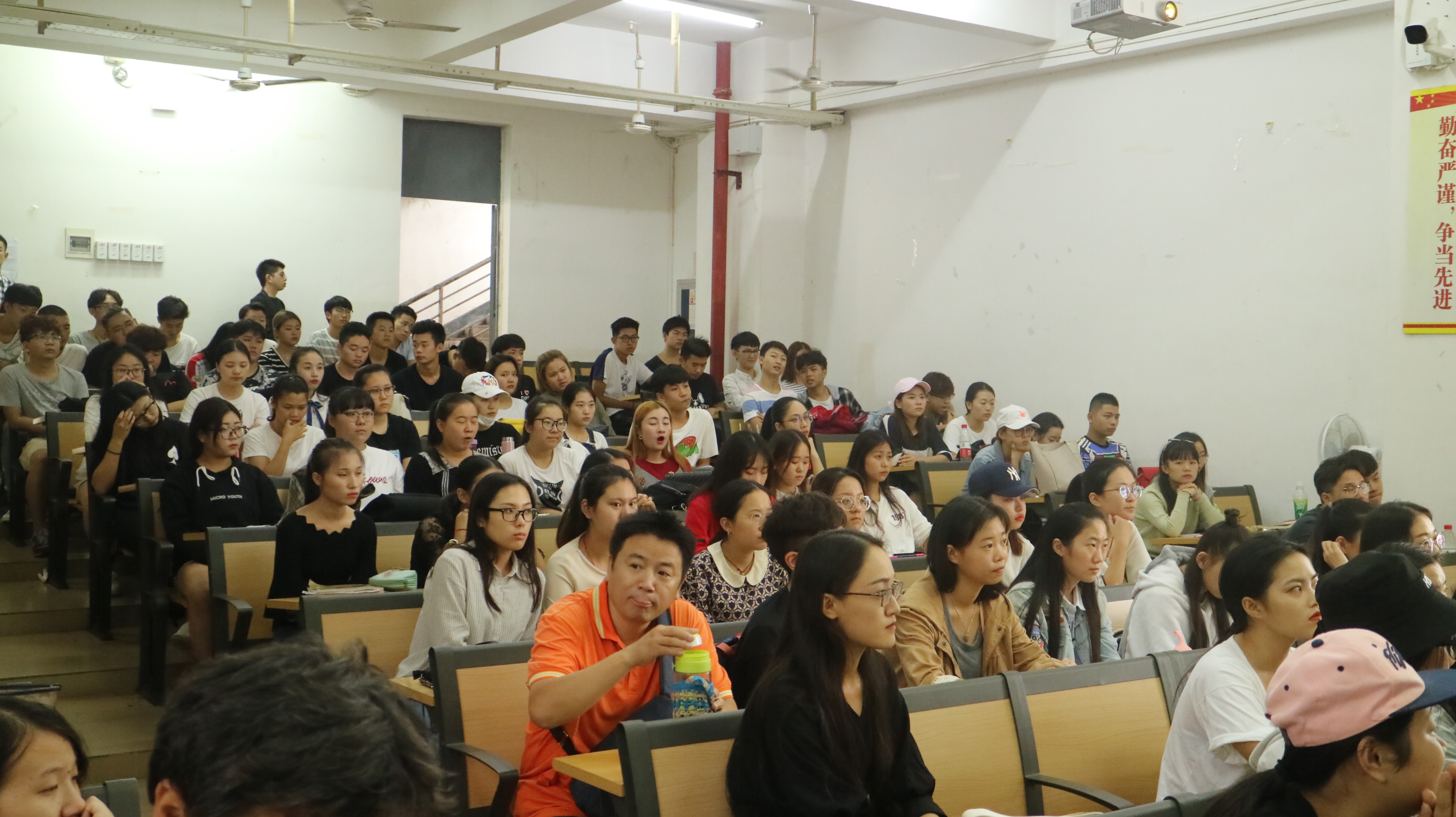 南京艺术学院钱建明教授应邀来我校讲学
